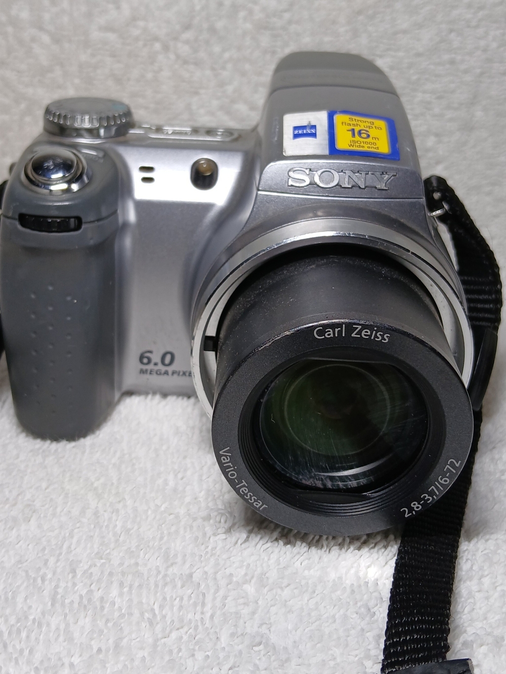 Sony Silver 6.0MP DSLR-Style Camera with Carl Zeiss Lens/RadioShack Tri-pod